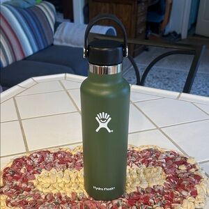 Hydro Flask 21oz Olive Bottle with Black Lid